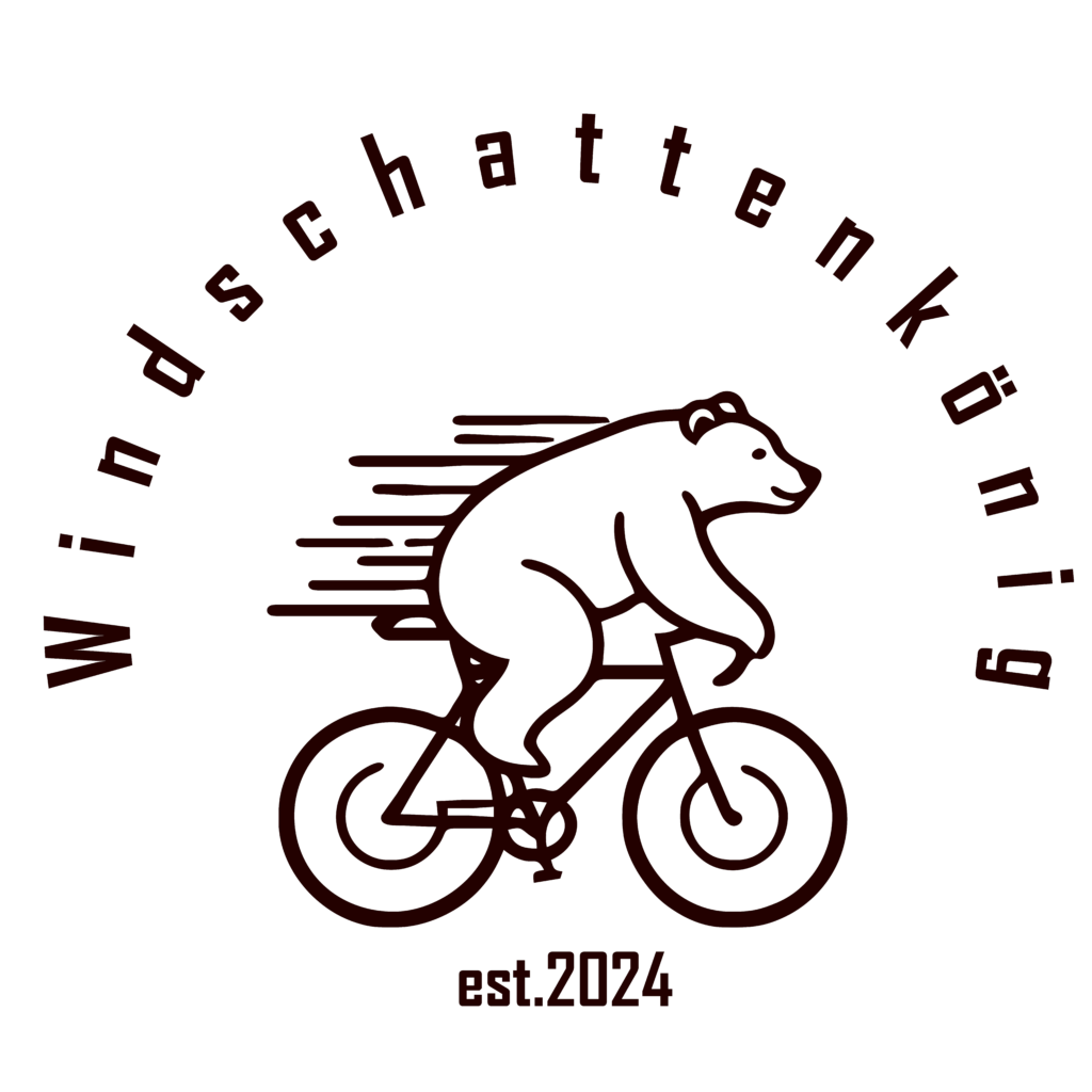 der Windschattenkoenig auf dem Fahrrad umrahmt von Wort Windschattenkönig est.2024 in schwarz. Kontaktier uns!